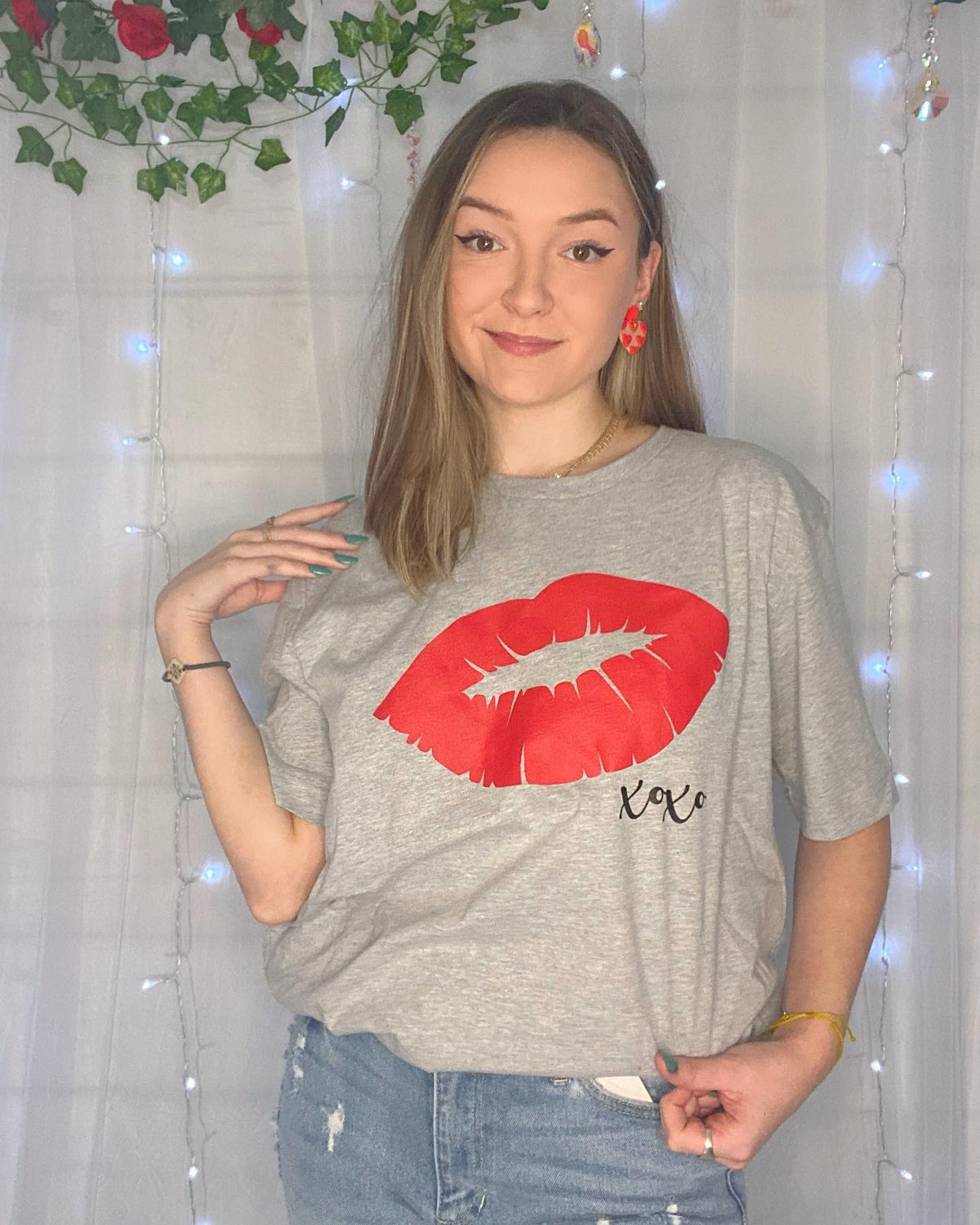 Red Kiss Graphic Tee - Debs on 5th